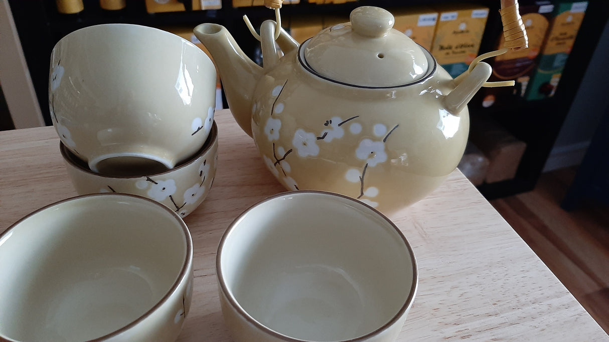 THE0012 - Teapot and cups - second hand 