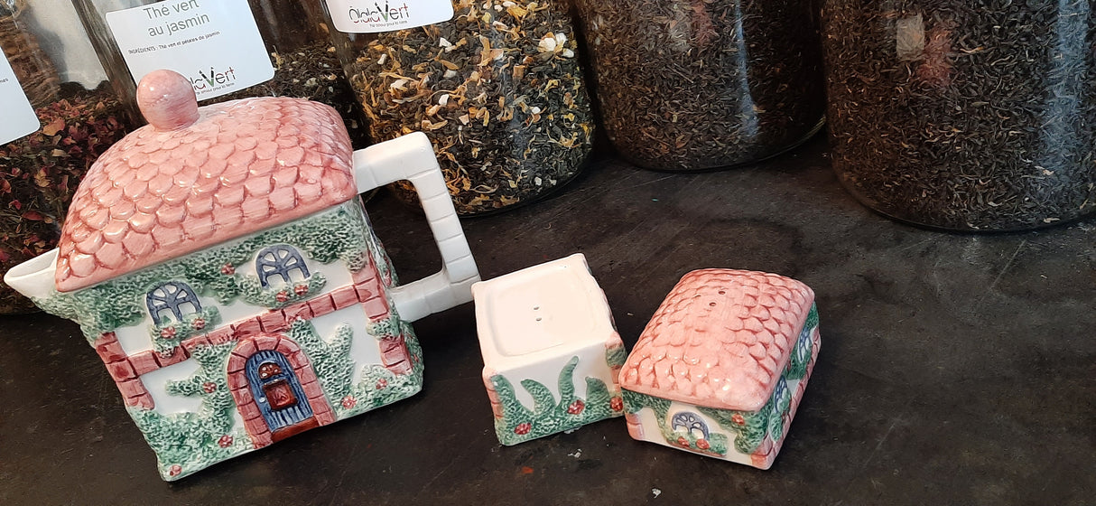 CSL0004 - House with a pink roof teapot and salt &amp; pepper shakers 