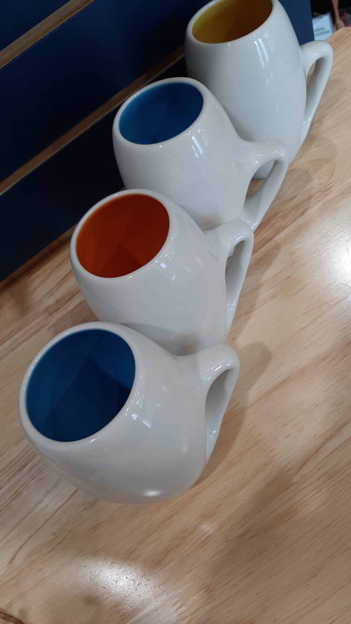 ACC0002 - Quatuor de mugs colorés originaux - usagés